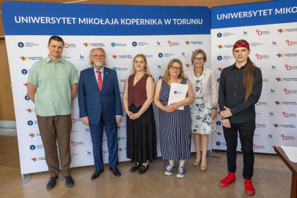 Uroczyste wręczenie Nagród Rektora dla osób zatrudnionych w toruńskiej części UMK [fot. Mikołaj Kuras] Kliknij, aby powiększyć zdjęcie