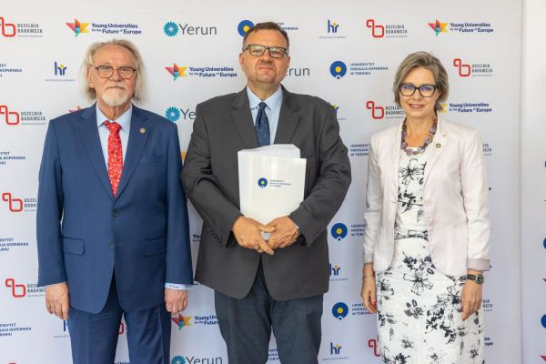 Uroczyste wręczenie Nagród Rektora dla osób zatrudnionych w toruńskiej części UMK [fot. Mikołaj Kuras] Kliknij, aby powiększyć zdjęcie