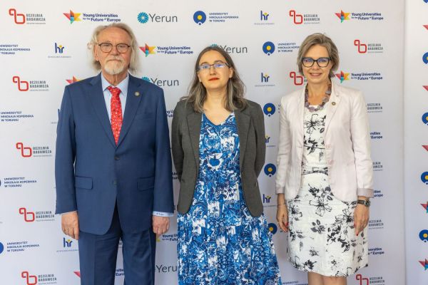Uroczyste wręczenie Nagród Rektora dla osób zatrudnionych w toruńskiej części UMK [fot. Mikołaj Kuras] Kliknij, aby powiększyć zdjęcie