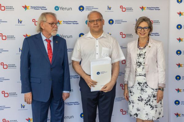 Uroczyste wręczenie Nagród Rektora dla osób zatrudnionych w toruńskiej części UMK [fot. Mikołaj Kuras] Kliknij, aby powiększyć zdjęcie