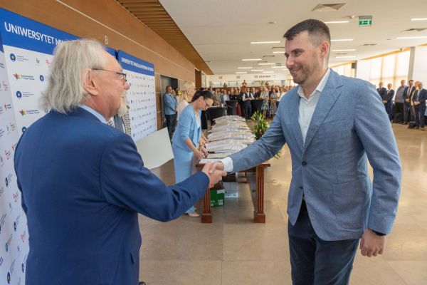 Uroczyste wręczenie Nagród Rektora dla osób zatrudnionych w toruńskiej części UMK [fot. Mikołaj Kuras] Kliknij, aby powiększyć zdjęcie