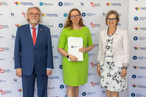 Uroczyste wręczenie Nagród Rektora dla osób zatrudnionych w toruńskiej części UMK [fot. Mikołaj Kuras] Kliknij, aby powiększyć zdjęcie