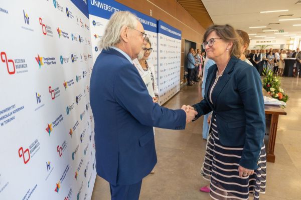 Uroczyste wręczenie Nagród Rektora dla osób zatrudnionych w toruńskiej części UMK [fot. Mikołaj Kuras] Kliknij, aby powiększyć zdjęcie
