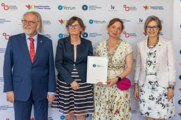 Uroczyste wręczenie Nagród Rektora dla osób zatrudnionych w toruńskiej części UMK [fot. Mikołaj Kuras] Kliknij, aby powiększyć zdjęcie