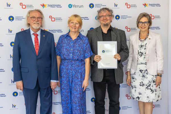 Uroczyste wręczenie Nagród Rektora dla osób zatrudnionych w toruńskiej części UMK [fot. Mikołaj Kuras] Kliknij, aby powiększyć zdjęcie