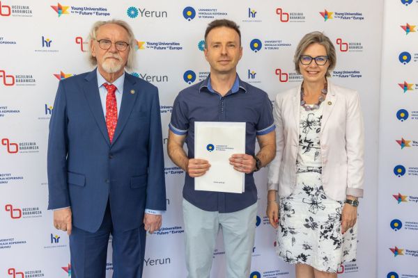 Uroczyste wręczenie Nagród Rektora dla osób zatrudnionych w toruńskiej części UMK [fot. Mikołaj Kuras] Kliknij, aby powiększyć zdjęcie