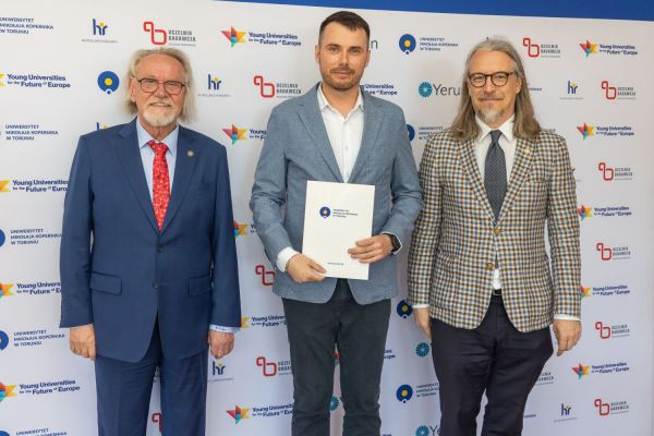 Uroczyste wręczenie Nagród Rektora dla osób zatrudnionych w toruńskiej części UMK [fot. Mikołaj Kuras] Kliknij, aby powiększyć zdjęcie