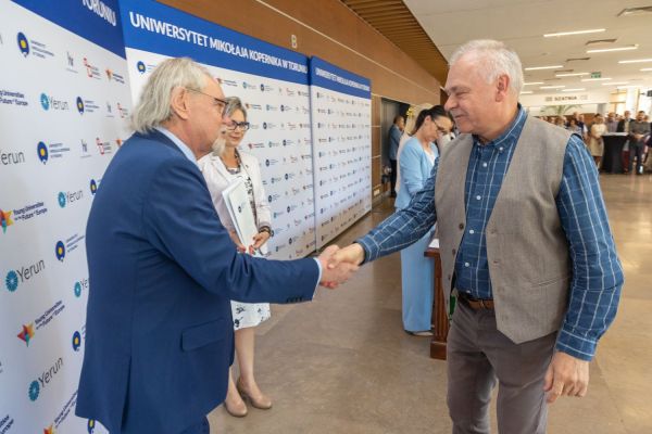 Uroczyste wręczenie Nagród Rektora dla osób zatrudnionych w toruńskiej części UMK [fot. Mikołaj Kuras] Kliknij, aby powiększyć zdjęcie