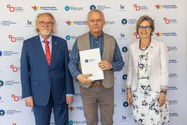 Uroczyste wręczenie Nagród Rektora dla osób zatrudnionych w toruńskiej części UMK [fot. Mikołaj Kuras] Kliknij, aby powiększyć zdjęcie