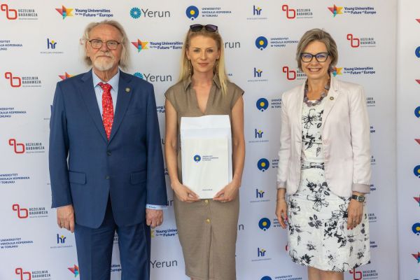 Uroczyste wręczenie Nagród Rektora dla osób zatrudnionych w toruńskiej części UMK [fot. Mikołaj Kuras] Kliknij, aby powiększyć zdjęcie