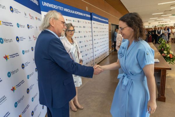 Uroczyste wręczenie Nagród Rektora dla osób zatrudnionych w toruńskiej części UMK [fot. Mikołaj Kuras] Kliknij, aby powiększyć zdjęcie