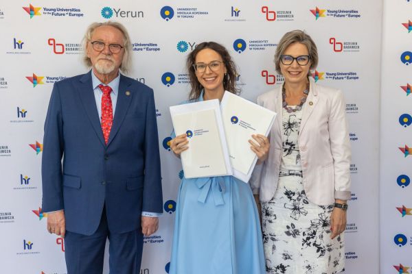 Uroczyste wręczenie Nagród Rektora dla osób zatrudnionych w toruńskiej części UMK [fot. Mikołaj Kuras] Kliknij, aby powiększyć zdjęcie
