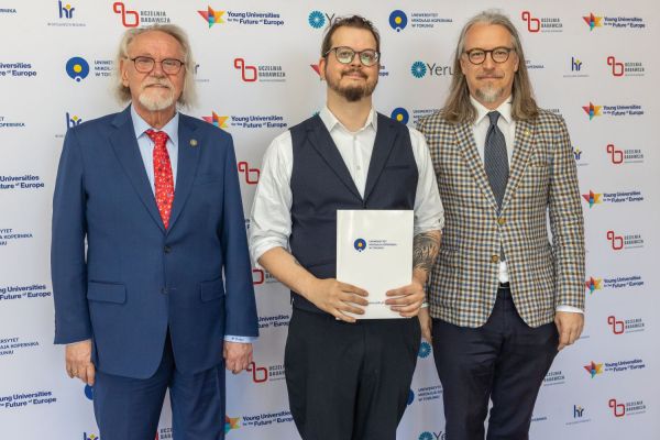 Uroczyste wręczenie Nagród Rektora dla osób zatrudnionych w toruńskiej części UMK [fot. Mikołaj Kuras] Kliknij, aby powiększyć zdjęcie