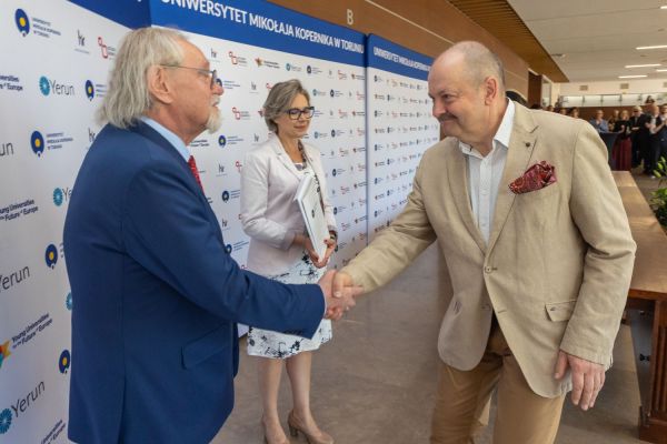 Uroczyste wręczenie Nagród Rektora dla osób zatrudnionych w toruńskiej części UMK [fot. Mikołaj Kuras] Kliknij, aby powiększyć zdjęcie