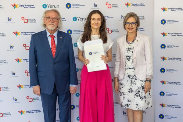 Uroczyste wręczenie Nagród Rektora dla osób zatrudnionych w toruńskiej części UMK [fot. Mikołaj Kuras] Kliknij, aby powiększyć zdjęcie