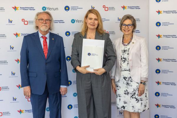 Uroczyste wręczenie Nagród Rektora dla osób zatrudnionych w toruńskiej części UMK [fot. Mikołaj Kuras] Kliknij, aby powiększyć zdjęcie