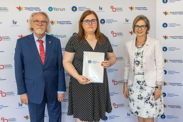 Uroczyste wręczenie Nagród Rektora dla osób zatrudnionych w toruńskiej części UMK [fot. Mikołaj Kuras] Kliknij, aby powiększyć zdjęcie