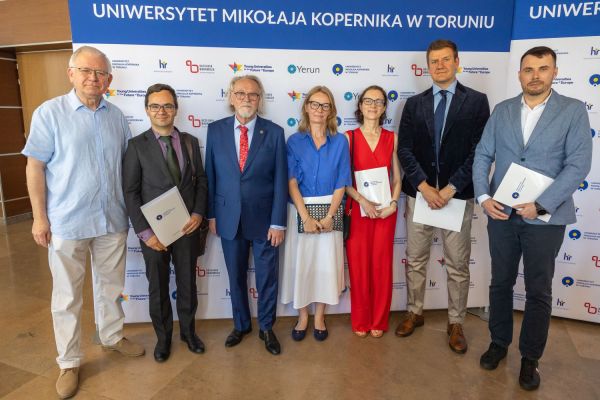Uroczyste wręczenie Nagród Rektora dla osób zatrudnionych w toruńskiej części UMK [fot. Mikołaj Kuras] Kliknij, aby powiększyć zdjęcie