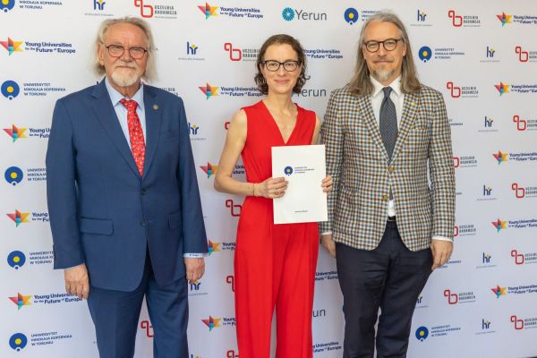 Uroczyste wręczenie Nagród Rektora dla osób zatrudnionych w toruńskiej części UMK [fot. Mikołaj Kuras] Kliknij, aby powiększyć zdjęcie