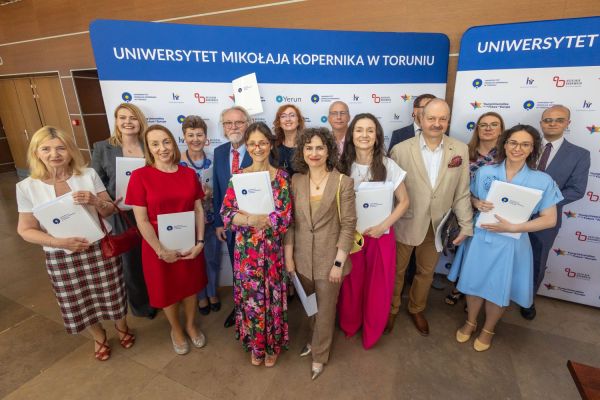 Uroczyste wręczenie Nagród Rektora dla osób zatrudnionych w toruńskiej części UMK [fot. Mikołaj Kuras] Kliknij, aby powiększyć zdjęcie