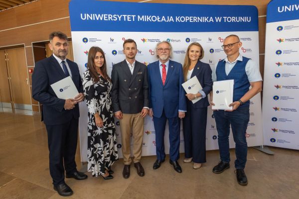 Uroczyste wręczenie Nagród Rektora dla osób zatrudnionych w toruńskiej części UMK [fot. Mikołaj Kuras] Kliknij, aby powiększyć zdjęcie
