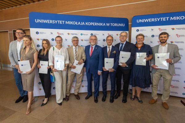 Uroczyste wręczenie Nagród Rektora dla osób zatrudnionych w toruńskiej części UMK [fot. Mikołaj Kuras] Kliknij, aby powiększyć zdjęcie