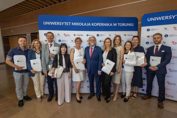 Uroczyste wręczenie Nagród Rektora dla osób zatrudnionych w toruńskiej części UMK [fot. Mikołaj Kuras] Kliknij, aby powiększyć zdjęcie