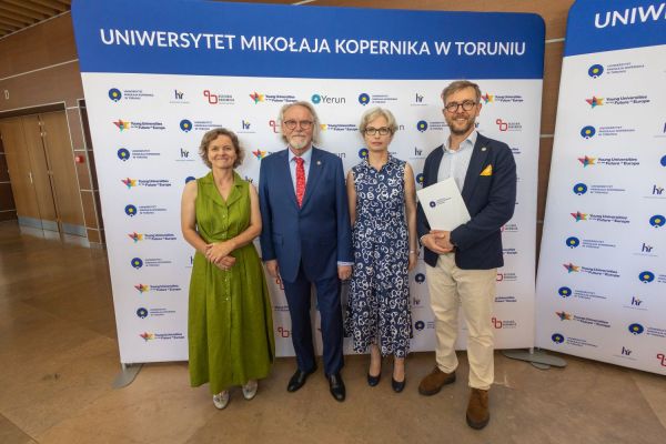 Uroczyste wręczenie Nagród Rektora dla osób zatrudnionych w toruńskiej części UMK [fot. Mikołaj Kuras] Kliknij, aby powiększyć zdjęcie