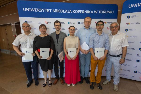Uroczyste wręczenie Nagród Rektora dla osób zatrudnionych w toruńskiej części UMK [fot. Mikołaj Kuras] Kliknij, aby powiększyć zdjęcie