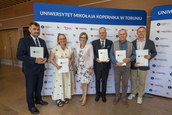 Uroczyste wręczenie Nagród Rektora dla osób zatrudnionych w toruńskiej części UMK [fot. Mikołaj Kuras] Kliknij, aby powiększyć zdjęcie