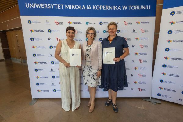 Uroczyste wręczenie Nagród Rektora dla osób zatrudnionych w toruńskiej części UMK [fot. Mikołaj Kuras] Kliknij, aby powiększyć zdjęcie
