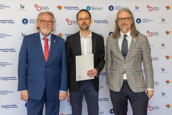 Uroczyste wręczenie Nagród Rektora dla osób zatrudnionych w toruńskiej części UMK [fot. Mikołaj Kuras] Kliknij, aby powiększyć zdjęcie