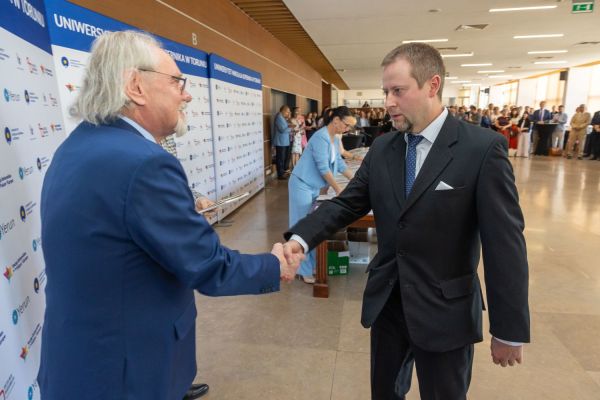 Uroczyste wręczenie Nagród Rektora dla osób zatrudnionych w toruńskiej części UMK [fot. Mikołaj Kuras] Kliknij, aby powiększyć zdjęcie