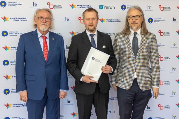 Uroczyste wręczenie Nagród Rektora dla osób zatrudnionych w toruńskiej części UMK [fot. Mikołaj Kuras] Kliknij, aby powiększyć zdjęcie