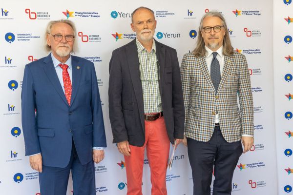 Uroczyste wręczenie Nagród Rektora dla osób zatrudnionych w toruńskiej części UMK [fot. Mikołaj Kuras] Kliknij, aby powiększyć zdjęcie