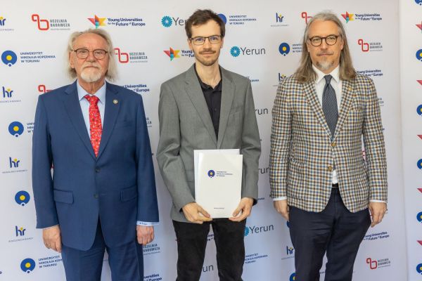 Uroczyste wręczenie Nagród Rektora dla osób zatrudnionych w toruńskiej części UMK [fot. Mikołaj Kuras] Kliknij, aby powiększyć zdjęcie