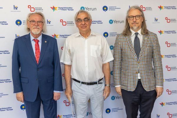 Uroczyste wręczenie Nagród Rektora dla osób zatrudnionych w toruńskiej części UMK [fot. Mikołaj Kuras] Kliknij, aby powiększyć zdjęcie