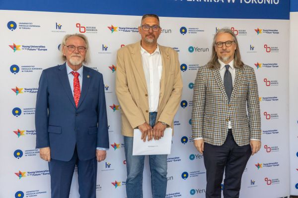 Uroczyste wręczenie Nagród Rektora dla osób zatrudnionych w toruńskiej części UMK [fot. Mikołaj Kuras] Kliknij, aby powiększyć zdjęcie