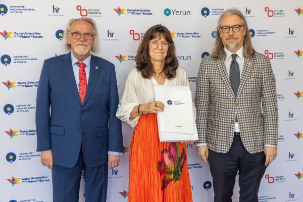 Uroczyste wręczenie Nagród Rektora dla osób zatrudnionych w toruńskiej części UMK [fot. Mikołaj Kuras] Kliknij, aby powiększyć zdjęcie