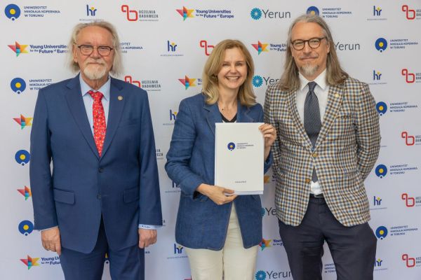 Uroczyste wręczenie Nagród Rektora dla osób zatrudnionych w toruńskiej części UMK [fot. Mikołaj Kuras] Kliknij, aby powiększyć zdjęcie