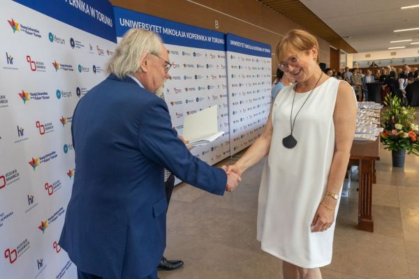 Uroczyste wręczenie Nagród Rektora dla osób zatrudnionych w toruńskiej części UMK [fot. Mikołaj Kuras] Kliknij, aby powiększyć zdjęcie