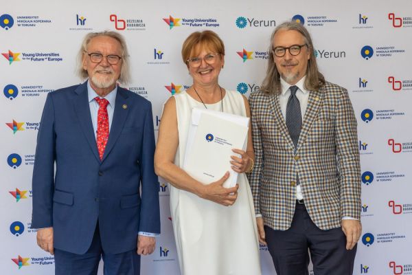 Uroczyste wręczenie Nagród Rektora dla osób zatrudnionych w toruńskiej części UMK [fot. Mikołaj Kuras] Kliknij, aby powiększyć zdjęcie