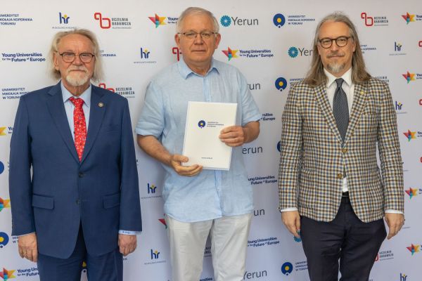 Uroczyste wręczenie Nagród Rektora dla osób zatrudnionych w toruńskiej części UMK [fot. Mikołaj Kuras] Kliknij, aby powiększyć zdjęcie