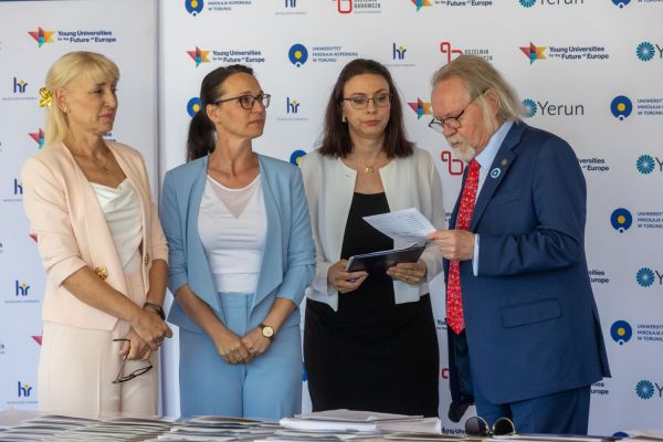 Uroczyste wręczenie Nagród Rektora dla osób zatrudnionych w toruńskiej części UMK [fot. Mikołaj Kuras] Kliknij, aby powiększyć zdjęcie