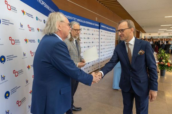 Uroczyste wręczenie Nagród Rektora dla osób zatrudnionych w toruńskiej części UMK [fot. Mikołaj Kuras] Kliknij, aby powiększyć zdjęcie