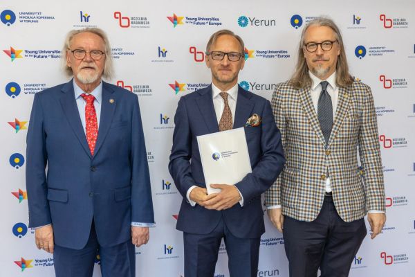 Uroczyste wręczenie Nagród Rektora dla osób zatrudnionych w toruńskiej części UMK [fot. Mikołaj Kuras] Kliknij, aby powiększyć zdjęcie