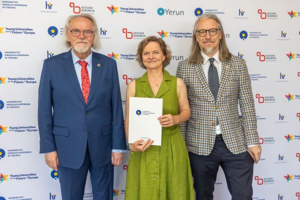 Uroczyste wręczenie Nagród Rektora dla osób zatrudnionych w toruńskiej części UMK [fot. Mikołaj Kuras] Kliknij, aby powiększyć zdjęcie