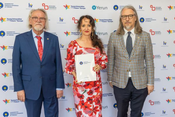 Uroczyste wręczenie Nagród Rektora dla osób zatrudnionych w toruńskiej części UMK [fot. Mikołaj Kuras] Kliknij, aby powiększyć zdjęcie