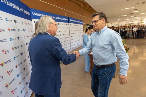 Uroczyste wręczenie Nagród Rektora dla osób zatrudnionych w toruńskiej części UMK [fot. Mikołaj Kuras] Kliknij, aby powiększyć zdjęcie