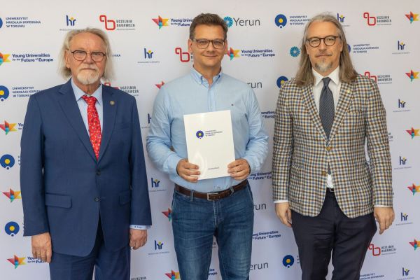 Uroczyste wręczenie Nagród Rektora dla osób zatrudnionych w toruńskiej części UMK [fot. Mikołaj Kuras] Kliknij, aby powiększyć zdjęcie